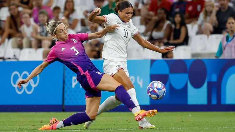 Deutschlands Kathrin Hendrich (l.) kämpft mit der US-Stürmerin Sophia Smith um den Ball.