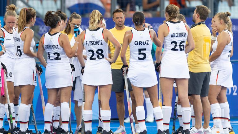 Hockey-Bundestrainer Valentin Altenburg schreit in der Viertelpause Nationalspielerin Anne Schröder an. 