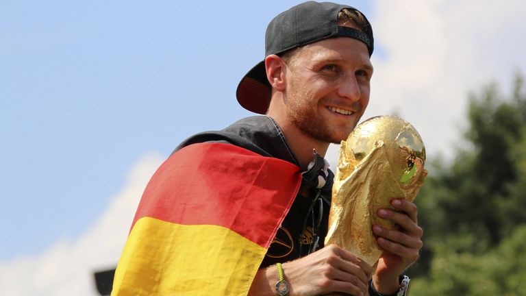 BENEDIKT HÖWEDES (36): Vor der EM Schirmherr für den Austragungsort Gelsenkirchen. Außerdem mit Bastian Schweinsteiger in der ARD-Doku "Wir Weltmeister", sprach dabei über seinen stressbedingten Haar-Ausfall während der WM 2014. Überhaupt viel im TV: Seit 2021 ist Höwedes Co-Kommentator für Amazon Prime in der Champions League.