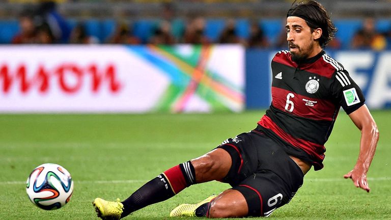 SAMI KHEDIRA (37): Knüpfte in Deutschland, Spanien und Italien während der Laufbahn zahlreiche Kontakte und bleibt seit dem Ende 2021 ein starker Netzwerker: Gründer einer Kaffeemarke, Botschafter für Porsche, Experte bei DAZN - und das war bloß eine Auswahl.