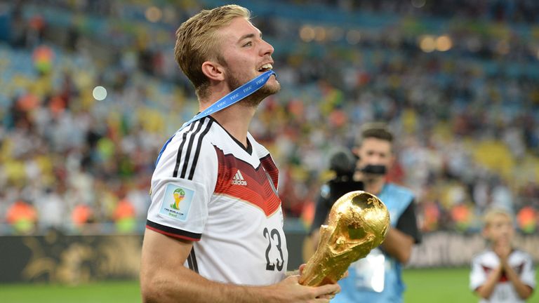 CHRISTOPH KRAMER (33): Im Finale 2014 zunächst starker Nachrücker, dann ausgeknockt. Stellte dem Schiedsrichter die beinahe legendäre Frage, ob "das hier das WM-Finale" sei. Mittlerweile eigentlich noch Profi bei Borussia Mönchengladbach, längst aber auch gefeierter TV-Experte. Erklärt den Deutschen den Fußball wie einst Jürgen Klopp.