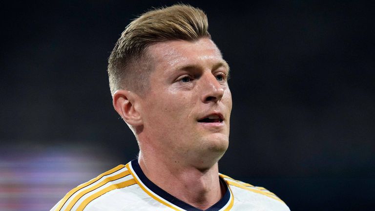 Toni Kroos könnte bereits bald wieder vor Publikum Fußball spielen - wenn auch nicht für Herzensklub Real Madrid.