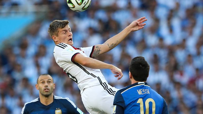 TONI KROOS (34): Die riesige Karriere endete mit dem EM-Aus ein paar Tage zu früh - jetzt soll endlich "vor allem die Familie" im Vordergrund stehen. Ansonsten: Kroos bleibt Podcaster, betreibt eine Fußball-Akademie und eine Stiftung, im September startet zudem seine Fünf-gegen-Fünf-Liga, die "Icon League".