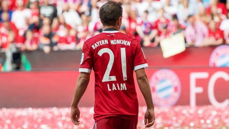 Der FC Bayern hat die einstige Rückennummer von Phillip Lahm neu vergeben. 