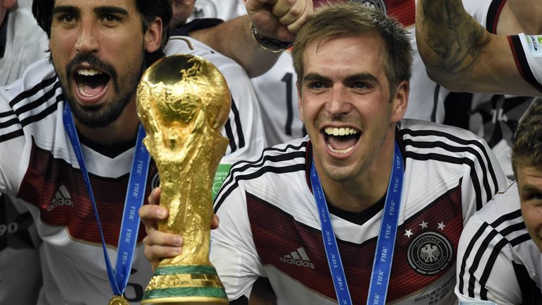 PHILIPP LAHM (40): Nicht auf, sondern neben dem Platz aktiv bei der EM: Der damalige Kapitän ist Turnierdirektor. Es gab viel Lob, doch auch Kritik: Die Organisation hakte hier und da. Lahm selbst kam zum Spiel der Ukraine gegen die Slowakei nicht rechtzeitig - sein Zug hatte Verspätung.