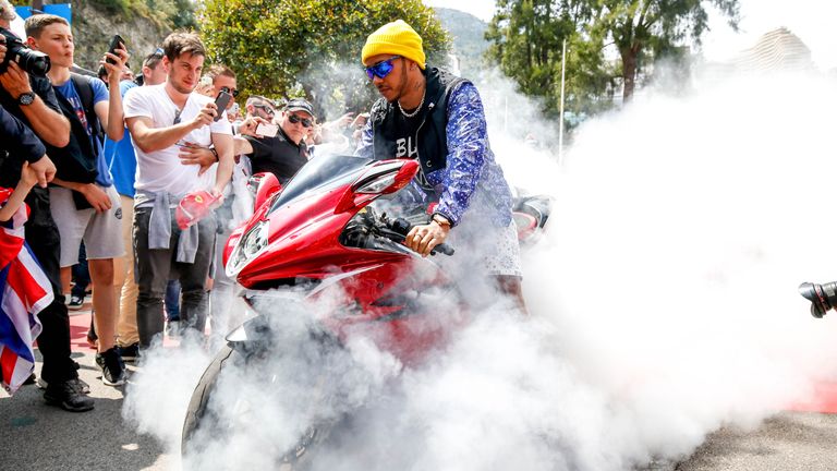 Kauft Motorrad-Fan Lewis Hamilton ein MotoGP-Team?