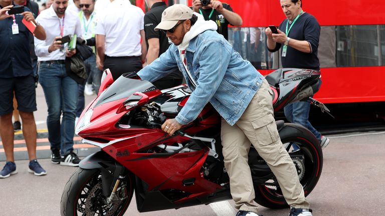 Motorradfan Lewis Hamilton wird mit dem Kauf eines MotoGP-Tems in Verbindung gebracht.