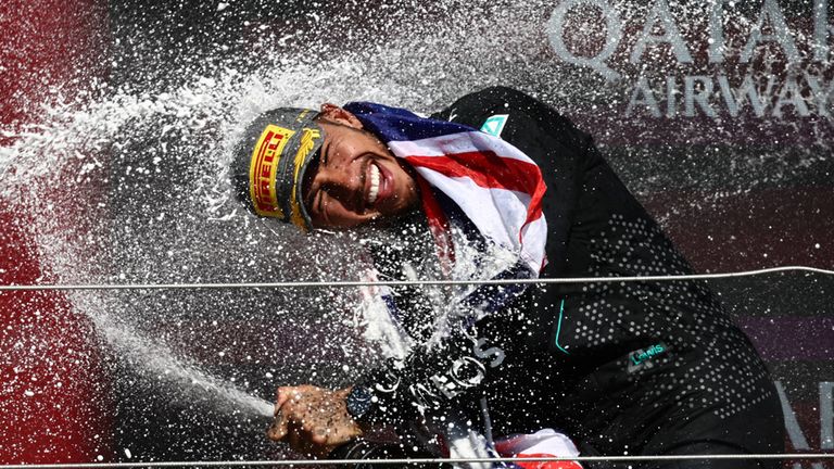Lewis Hamilton siegt bei seinem Heim-GP in Silverstone zum neunten Mal in seiner Karriere und stellt damit einen Rekord auf.