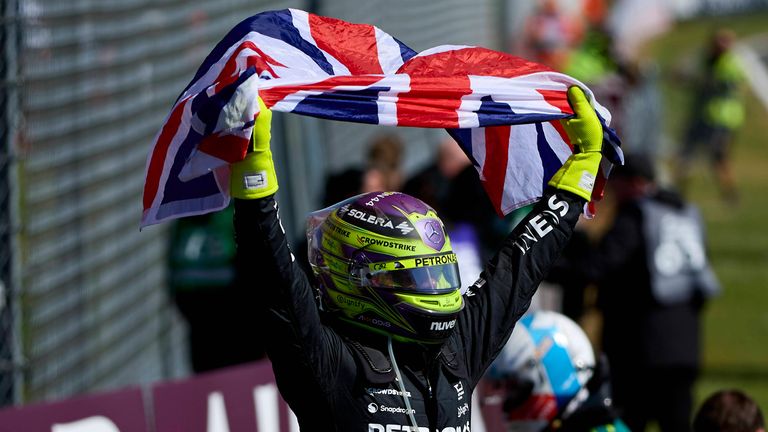 Lewis Hamilton siegt bei seinem Heim-GP in Silverstone zum neunten Mal in seiner Karriere und stellt damit einen Rekord auf.