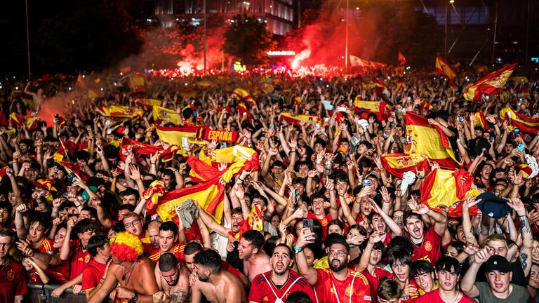 Rot-gelbe Party: In Madrid wird der EM-Sieg Spaniens ausgiebig gefeiert.