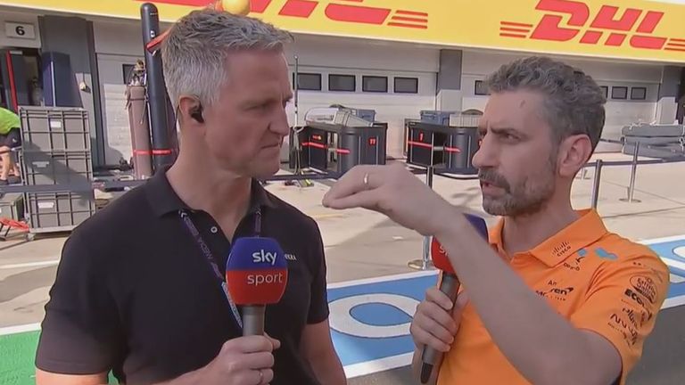 McLaren-Teamchef Andrea Stella (r.) erklärt am Sky Mikrofon die diskussionswürdige Strategie beim GP von Ungarn.