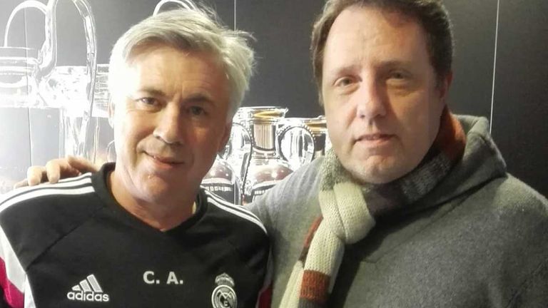 Miguel Gutierrez (r., hier mit Real Madrids Trainer Carlo Ancelotti), berichtet als Journalist über den Fußball in Spanien.