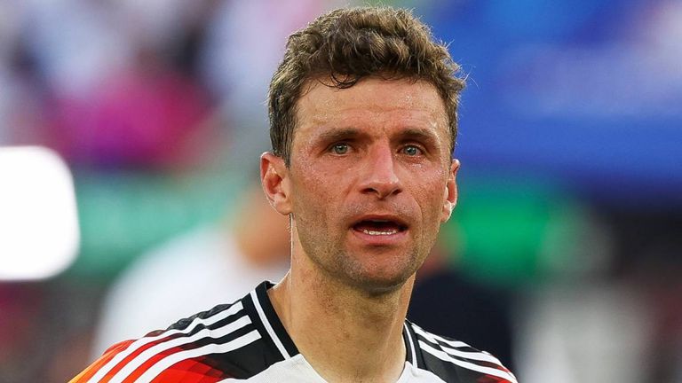 Trotz einer starken Leistung endet die DFB-Karriere von Thomas Müller im Viertelfinale gegen Spanien. Müller wird bei seinem letzten Spiel kurz vor Schluss unter tosendem Applaus eingewechselt und verabschiedet sich danach unter Tränen. 