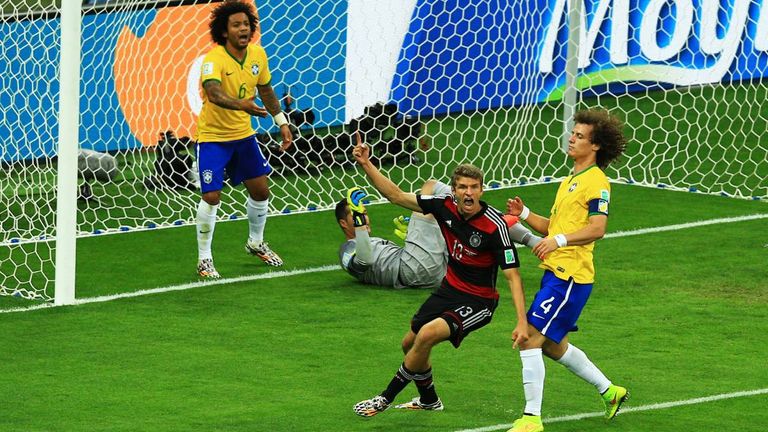 Bei der WM zwei Jahre später überragt Müller dann wieder. Erneute fünf Treffer und drei Vorlagen gelingen dem DFB-Star, der im legendären Halbfinale gegen Brasilien die Tür zum Schützenfest öffnet. 