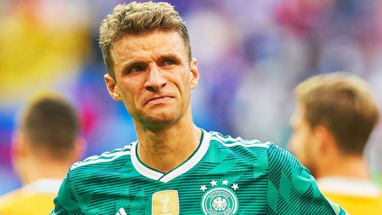 Die WM 2018 in Russland wird zum ersten großen Tiefpunkt für Müller in der Nationalmannschaft. Nach drei schwachen Auftritten scheidet das DFB-Team als amtierender Weltmeister bereits in der Vorrunde aus. Müller steht bei den ersten beiden Partien in der Startelf und wird beim Südkorea-Fiasko eingewechselt.