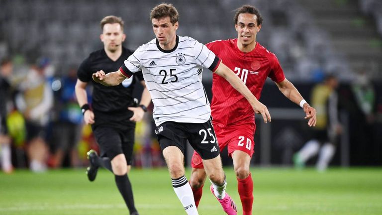 Kurz vor der Europa-EM holt Joachim Löw Thomas Müller wieder zurück zum DFB. Nach dreijähriger Abstinenz steht Müller beim 1:1-Testspiel gegen Dänemark gleich wieder in der Startelf der Nationalmannschaft. 