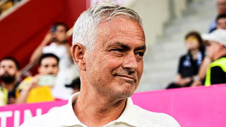 Jose Mourinho hat ein wildes Pflichtspieldebüt als Trainer von Fenerbahce erlebt. 
