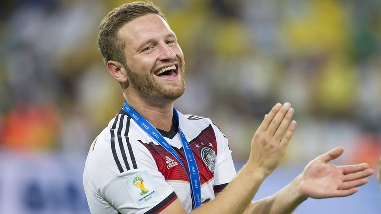 SHKODRAN MUSTAFI (32): Hätte gerne noch weitergespielt, doch die Angebote blieben aus. So endete eine achtbare Karriere offiziell in diesem Sommer. Mustafi strebt die nächste an: Ab sofort ist er Co-Trainer der U17 des DFB.