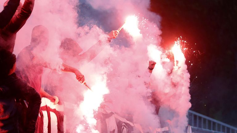 Norwegische Fans haben mit Fischfrikadellen und Pyrotechnik gegen den VAR protestiert und für einen Spielabbruch gesorgt. 
