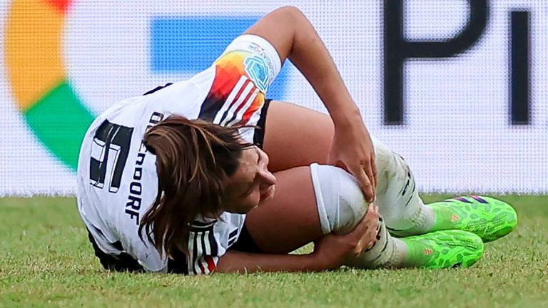 Lena Oberdorf hat sich im Spiel gegen Österreich eine Kreuz- und Innenbandverletzung zugezogen. 