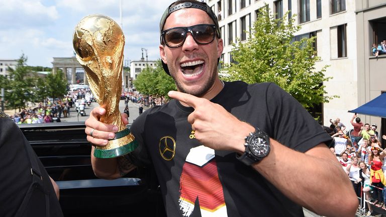 LUKAS PODOLSKI (39): Spielt immer noch Fußball! In Polen, der Heimat seiner Familie - ist nebenbei aber weiterhin Geschäftsmann (Döner, Eis, Bekleidung, Soccerhalle), Werbeträger, Liebling der Kölner und ständiger Vielleicht-irgendwann-mal-Präsident seines FC.