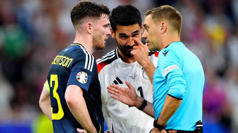 Während der UEFA EURO 2024™ dürfen nur die Kapitäne mit dem Schiedsrichter diskutieren.