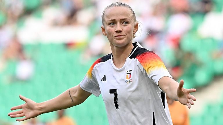 Stürmerin Lea Schüller bejubelt hier eines ihrer zwei Tore gegen Sambia.