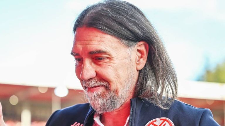 Mainz-Sportdirektor Martin Schmidt hat seinen Rücktritt überraschend angekündigt.