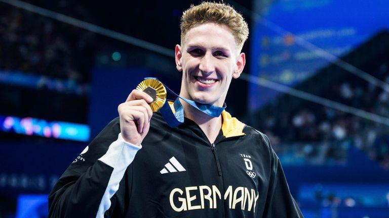 Lukas Märtens feiert seinen Olympiasieg mit der Goldmedaille.