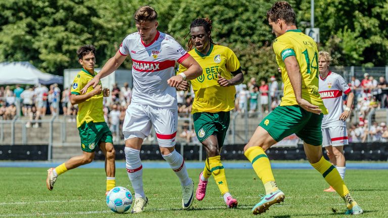 Der VfB Stuttgart mit Neuzugang Ermedin Demirovic testen am Samstag - Sky Sport überträgt das Spiel live im kostenlosen Stream.