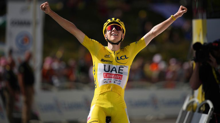 Tadej Pogacar bejubelt seinen nächsten Etappensieg der Tour de France.