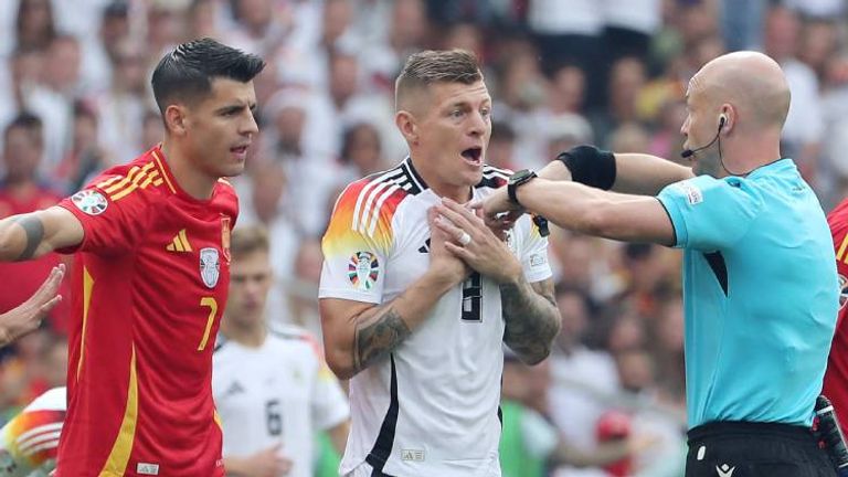 Schiedsrichter Anthony Taylor stand beim Spiel zwischen Spanien und Deutschland häufig im Blickpunkt.