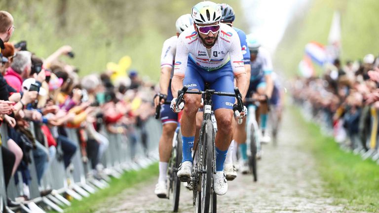 Der Franzose Anthony Turgis vom Team TotalEnergies gewinnt die 9. Etappe der Tour de France 2024.