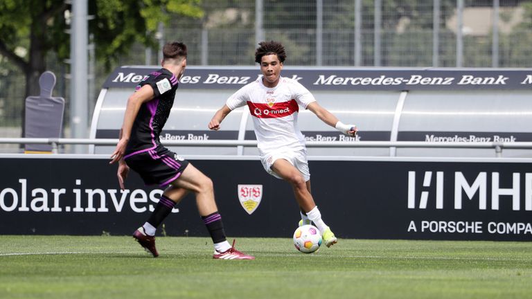 Die U19 des VfB Stuttgart trifft im Stadt-Derby auf die Stuttgarter Kickers - Sky Sport überträgt das Junioren-Spiel live im kostenlosen Stream.