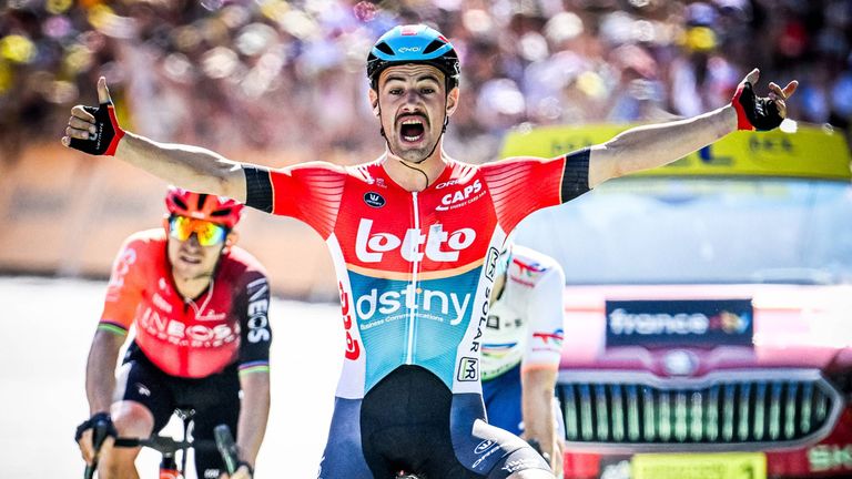 Victor Campenaerts feiert einen Ausreißersieg bei der Tour de France. 