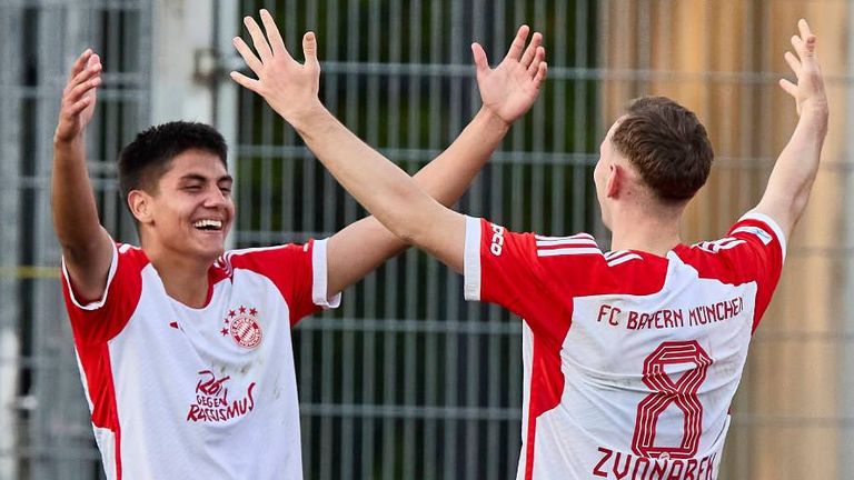Die Bayern-Talente Matteo Perez Vinlöf (l.) und Lovro Zvonarek spielen in der kommenden Saison in Österreich.