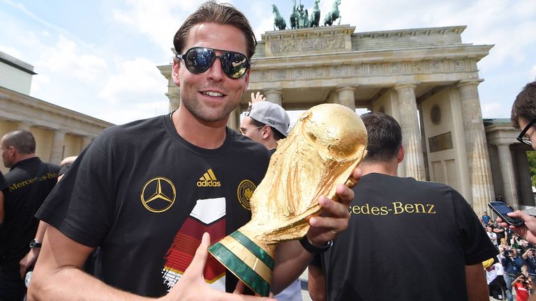 OHNE WM-EINSATZ | ROMAN WEIDENFELLER (43): Nach dem Karriere-Ende 2018 ziemlich umtriebig. Gastauftritt beim Traumschiff, Unterstützung für Armin Laschets Kanzler-Kandidatur und immer wieder sichtbar als TV-Experte. Bildete sich zudem per Management-Studium fort.