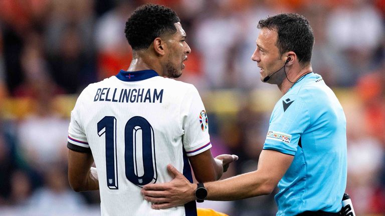 Schiedsrichter Felix Zwayer und Jude Bellingham sehen sich im Halbfinale zwischen England und Niederlande. 