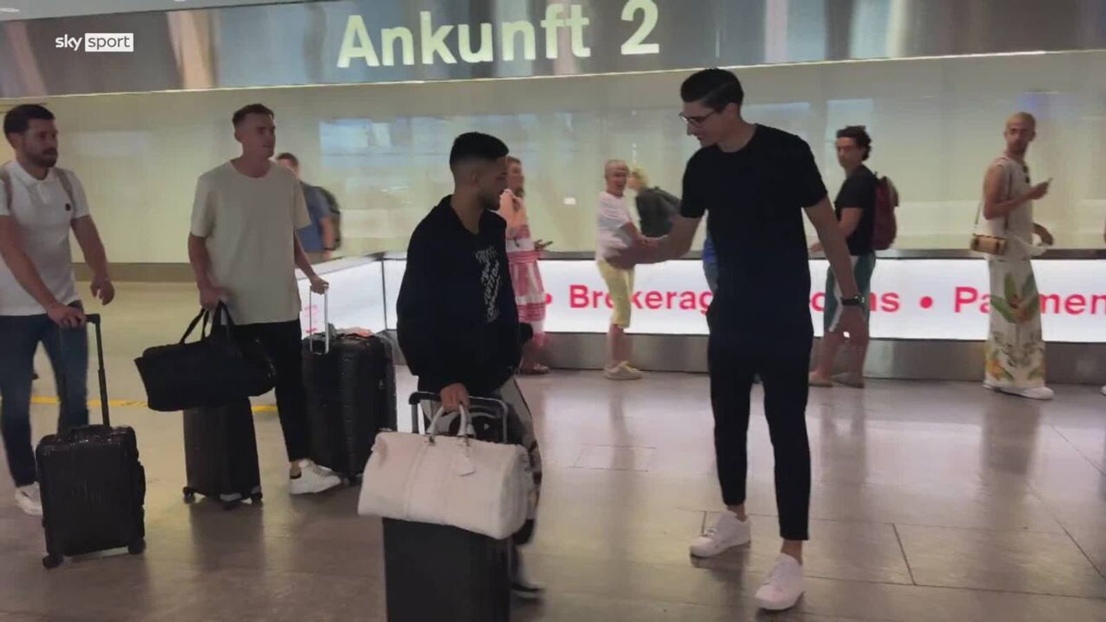 BVB-Transferziel Couto am Flughafen angekommen
