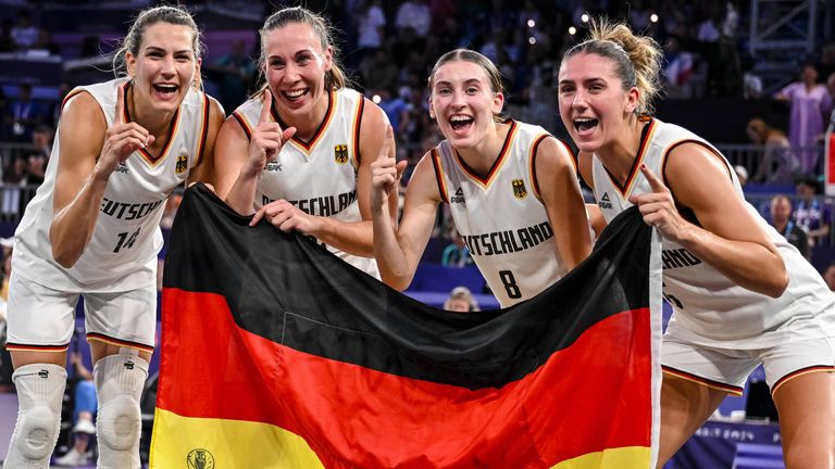 Sonja Greinacher, Svenja Brunckhorst, Elisa Mevius und Marie Reichert gewinnen sensationell Olympia-Gold im 3x3-Basketball. 