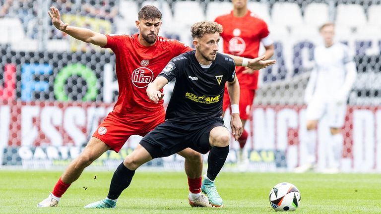 Aachens Felix Meyer (r.), behauptet den Ball gegen Essens Jose-Enrique Rios Alonso.