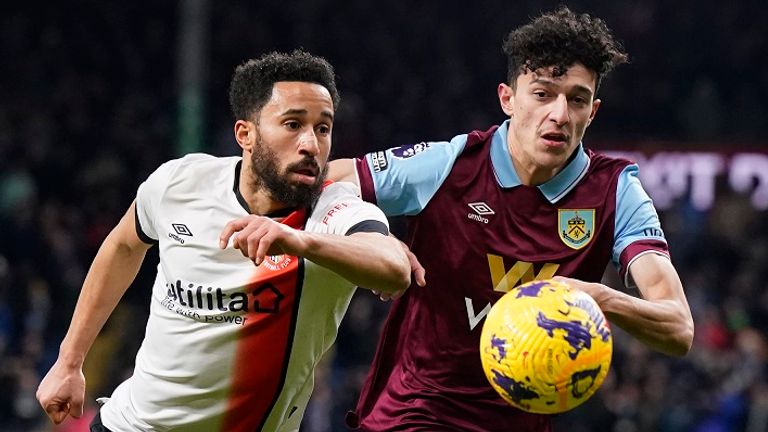 Ameen Al-Dakhil (r.) hat in der vergangenen Saison mit dem FC Burnley noch in der Premier League gespielt.