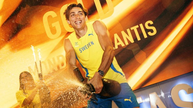  Armand Duplantis feiert Gold samt Weltrekord.