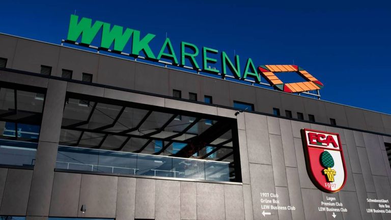 WWK Arena in Augsburg | Kapazität: 30.660 Zuschauer | Preis pro Bier (0,5 l): 4,90 € |  Preis pro Bratwurst: 3,90 €.