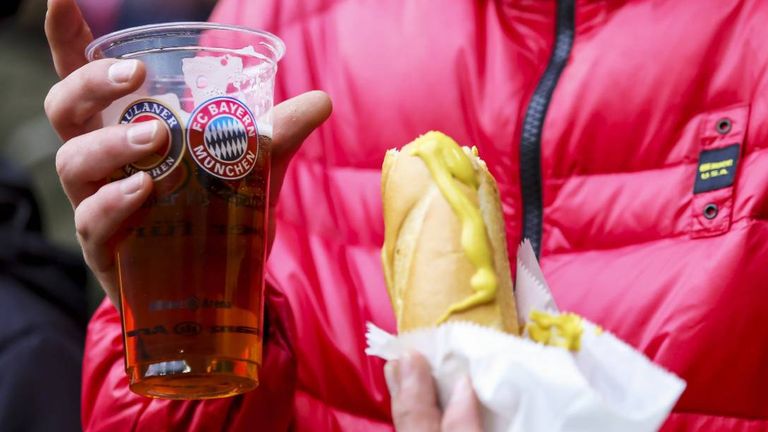 Allianz Arena in München | Kapazität: 75.000 Zuschauer | Preis pro Bier (0,5 l): 5,50 € | Preis pro Bratwurst: 5,00 € © DPA pa