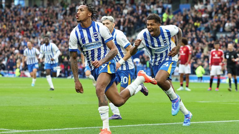 Brighton and Hove Albion besiegt Manchester United.