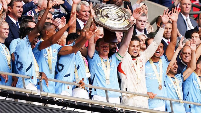 Manchester City gewinnt den Community Shield gegen Lokalrivale Manchester United im Elfmeterschießen. 