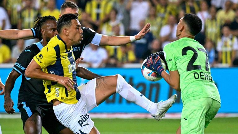 Der 15-jährige Deniz Dönmezer feierte gegen Mourinhos Fenerbahce sein Startelf-Debüt.