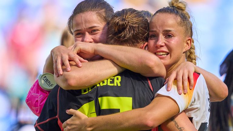 Torhüterin Ann-Katrin Berger wird von ihren Teamkolleginnen nach dem Gewinn der Bronze-Medaille geherzt.