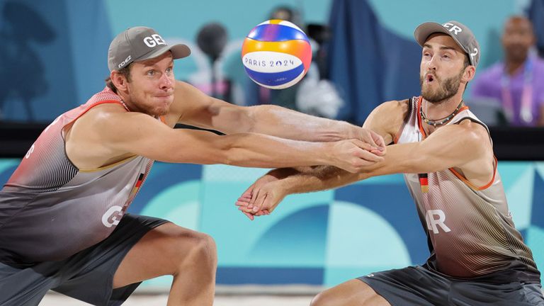 Das Beachvolleyball-Duo Nils Ehlers (l.) und Clemens Wickler verlieren das Olympia-Finale, dürfen sich aber mit der Silbermedaille trösten. 